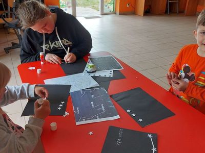 Podopieczni z Placówki Wsparcia Dziennego w Laskach w trakcie tworzenia gwiazdozbiorów zodiakalnych.