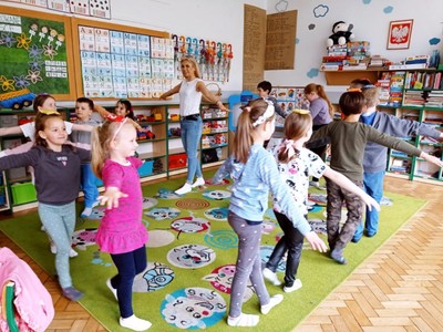 Dzieci ze Szkoły Podstawowej w Lejkowie z nauczycielką podczas ćwiczeń. 