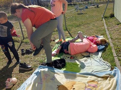 Relaks na słońcu dzieci z Placówki Wsparcia Dziennego w Laskach.