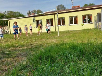 Dzieci z Placówki Wsparcia Dziennego w Laskach w trakcie gry w piłkę siatkową.