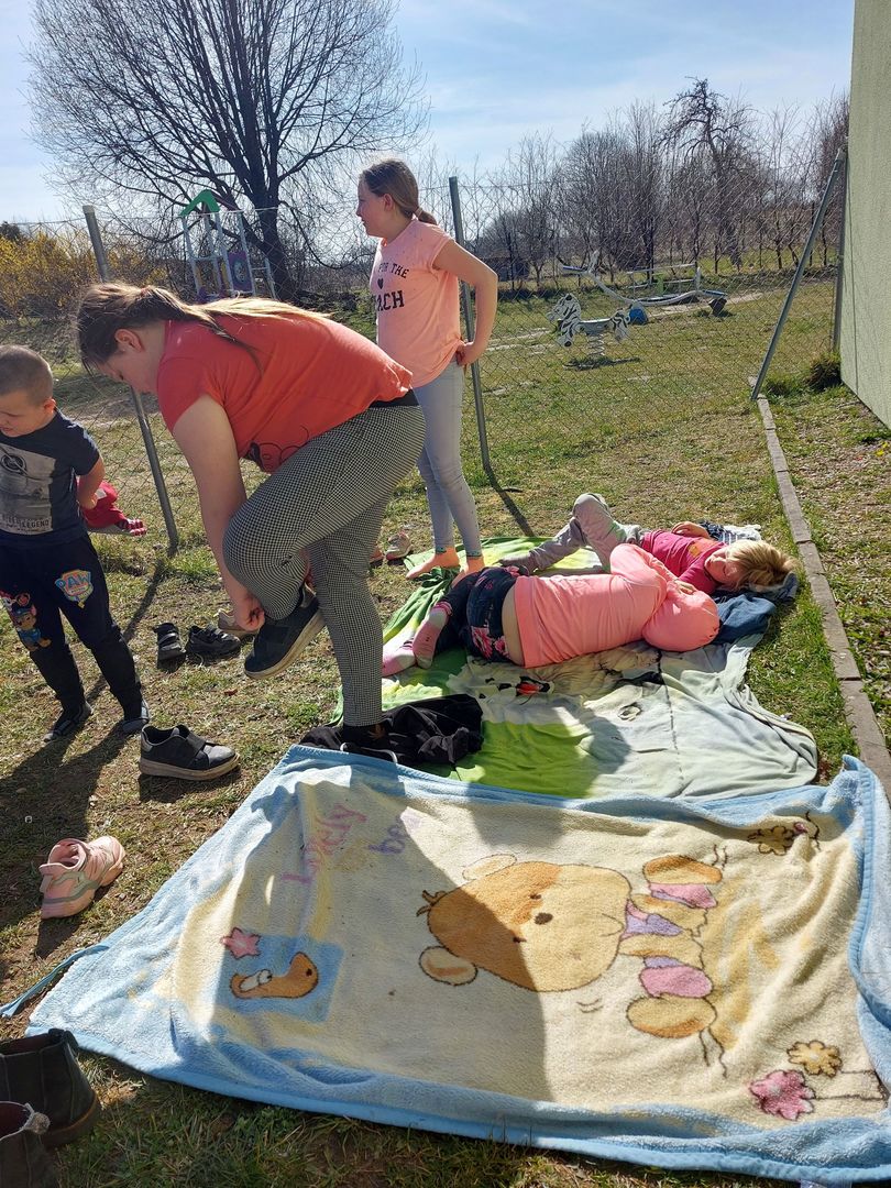 Relaks na słońcu dzieci z Placówki Wsparcia Dziennego w Laskach.