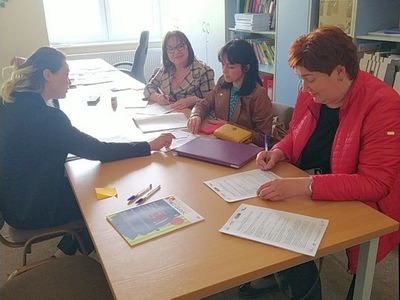 Przedstawicielki Stowarzyszenia Szkoła OK i SP Niemica podpisują umowę na granty.