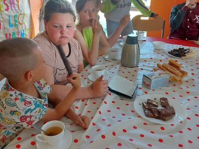 Dzieci z Placówki Wsparcia Dziennego w Laskach podczas degustacji herbaty.