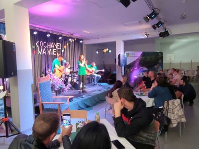 Koncert z okazji Dnia Matki w Świetlicy Kultury w Malechowie, występują Minutki na scenie, podziwia je zgromadzona publiczność.