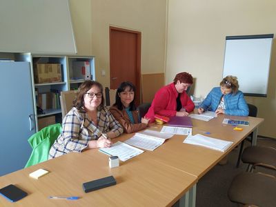 Przedstawicielki Stowarzyszenia Szkoła OK związanego ze Szkołą Podstawową w Niemicy podczas podpisania umowy na realizację projektu Społecznik.