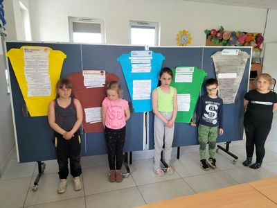 Dziewczynki z Placówki Wsparcia Dziennego w Kusicach przy tablicach z informacjami na temat realizowanego projektu.