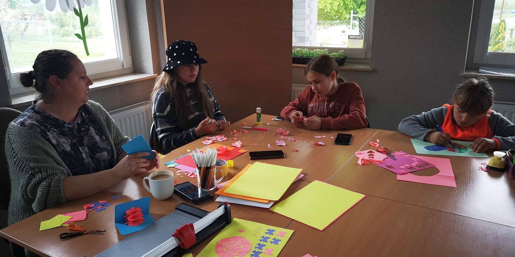 Dzieci z Placówki Wsparcia Dziennego w Kusicach podczas przygotowywania laurek dla Mam.