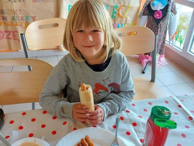 Dzieci z Placówki Wsparcia Dziennego w Laskach  w trakcie przygotowywania hot-dogów.