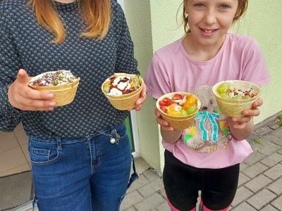 Dzieci z Placówki Wsparcia Dziennego w Laskach w trakcie przyrządzania deserów. 