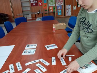 Dzieci z Placówki Wsparcia Dziennego w Pękaninie tworzą plakaty z Prawami Dziecka. 