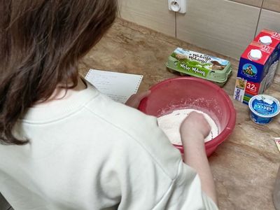 Dzieci z Placówki Wsparcia Dziennego w Pękaninie przygotowują jogurtowe pączusie.
