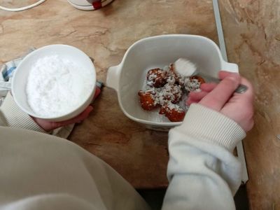 Dzieci z Placówki Wsparcia Dziennego w Pękaninie przygotowują jogurtowe pączusie.