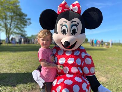 Myszka Minnie z dziewczynką podczas Malechowiady.