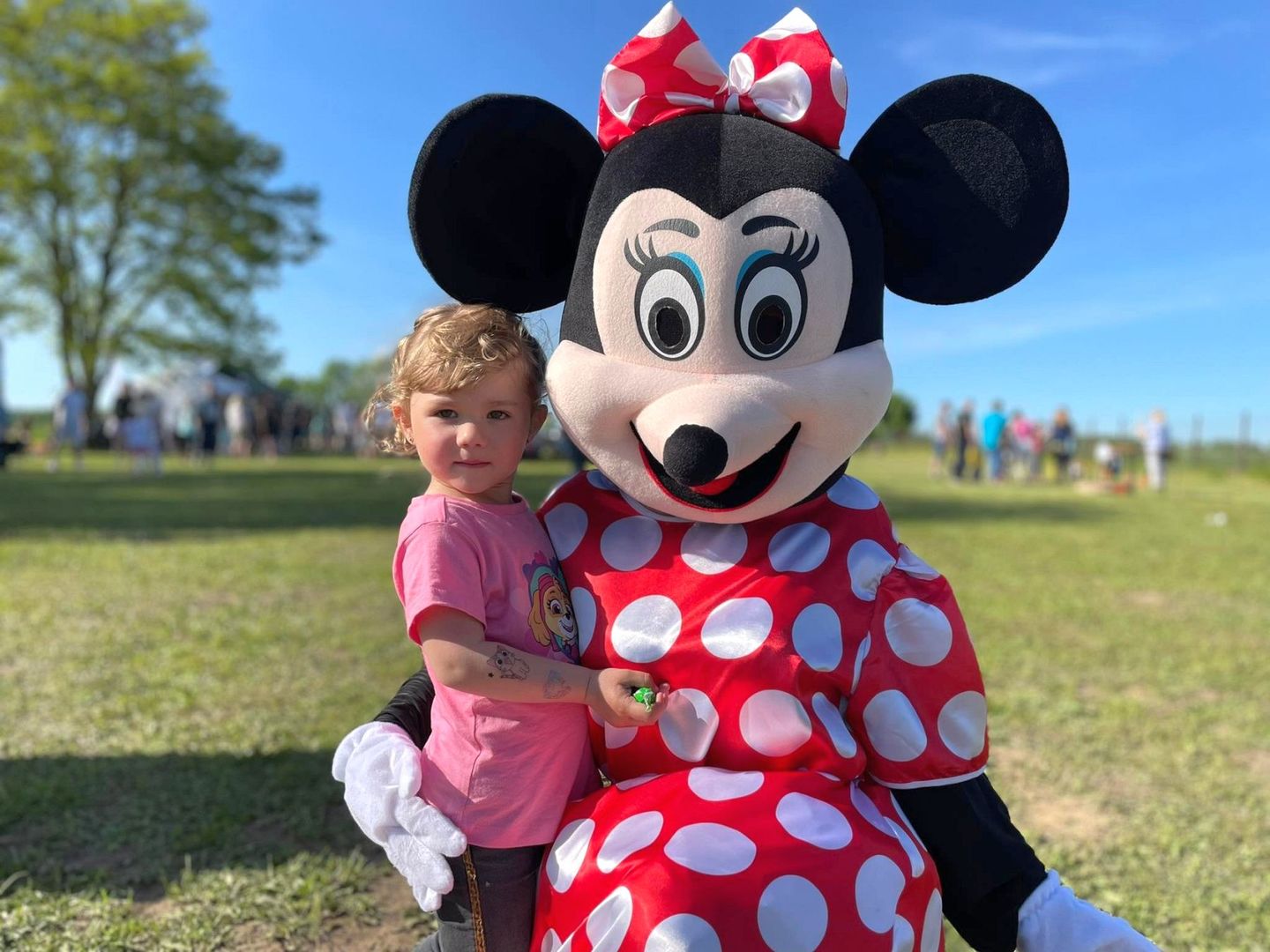 Myszka Minnie z dziewczynką podczas Malechowiady. 