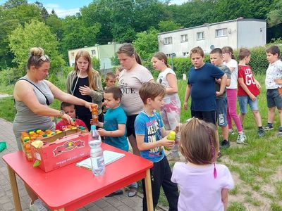 Dzieci z Placówki Wsparcia Dziennego z Lasek odbierają soczki.
