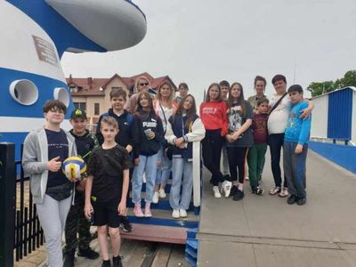 Uczestnicy wycieczki do Darłówka, czyli uczniowie klasy szóstej ze Szkoły Podstawowej w Lejkowie wraz z opiekunami.