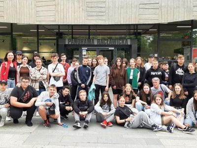 Uczniowie ZSP w Malechowie przed budynkiem Panoramy Racławickiej