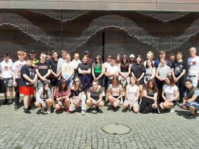 Uczniowie ZSP w Malechowie przed budynkiem wrocławskiego Zoo