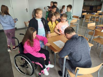 Uczniowie ZSP w Malechowie w oczekiwaniu na autograf pisarza.