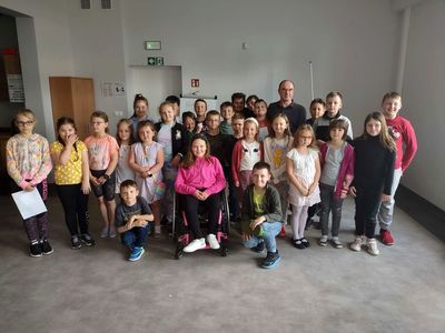 Wspólne zdjęcie uczniów ZSP w Malechowie z pisarzem Danielem Odija