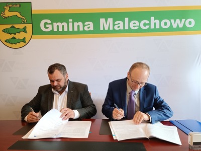 Wójt Gminy Malechowo oraz przedstawiciel ZETO podpisują umowę na dostarczenie sprzętu.
