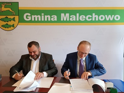 Wójt Gminy Malechowo oraz przedstawiciel ZETO podpisują umowę na dostarczenie sprzętu.