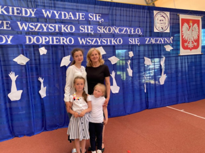 Dyrektor Szkoły Podstawowej w Lejkowie - Mirosława Turczyn z uczniami z Ukrainy.