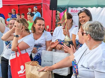 Laureatki ubiegłorocznej edycji, składają sobie gratulacje. 