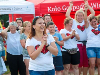 Szczęśliwe członkinie KGW klaszczą po ogłoszonym werdykcie. 