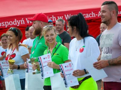 Szczęśliwe członkinie KGW klaszczą po ogłoszonym werdykcie. 