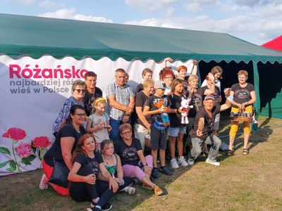 Nagrodzenie w konkursie pozują do zdjęcia grupowego.