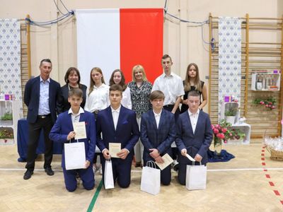  Uczniowie klasy ósmej wyróżnieni w sporcie z nauczycielem wychowania fizycznego. 
