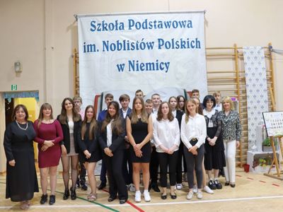 Uczniowie klasy ósmej z wychowawcą i dyrektorem szkoły.