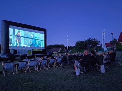 Publiczność kina na leżakach nad jeziorem w Ostrowcu.