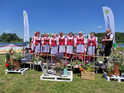 Gospodarze Folkowego Śpiewanie Ostrowianie podczas występu nad jeziorem.