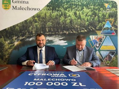 Podpisanie umowy przez Wójta Gminy Malechowo oraz Pana Dominika Wrosha. 