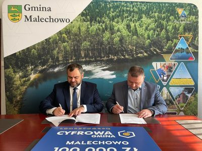 Podpisanie umowy przez Wójta Gminy Malechowo oraz Pana Dominika Wrosha. 