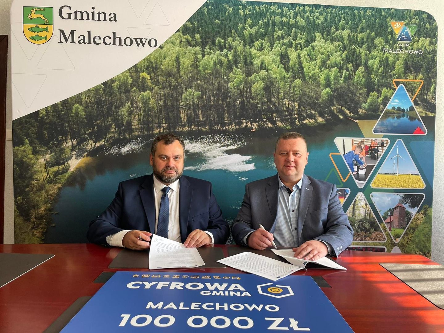 Podpisanie umowy przez Wójta Gminy Malechowo oraz Pana Dominika Wrosha.