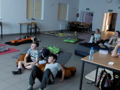 Dzieci z Placówki Wsparcia Dziennego podczas nocki w świetlicy i oglądania filmu.