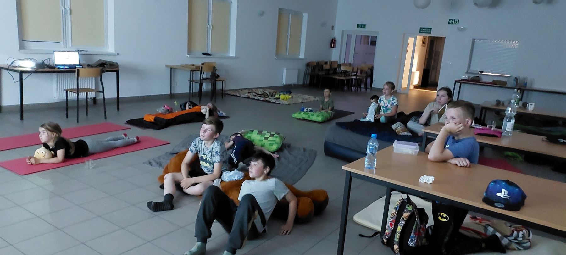 Dzieci z Placówki Wsparcia Dziennego podczas nocki w świetlicy i oglądania filmu. 