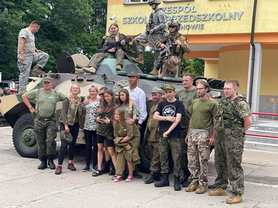Uczestnicy Letniej Parady Pojazdów Wojskowych przy Świetlicy Kultury w Sławnie.