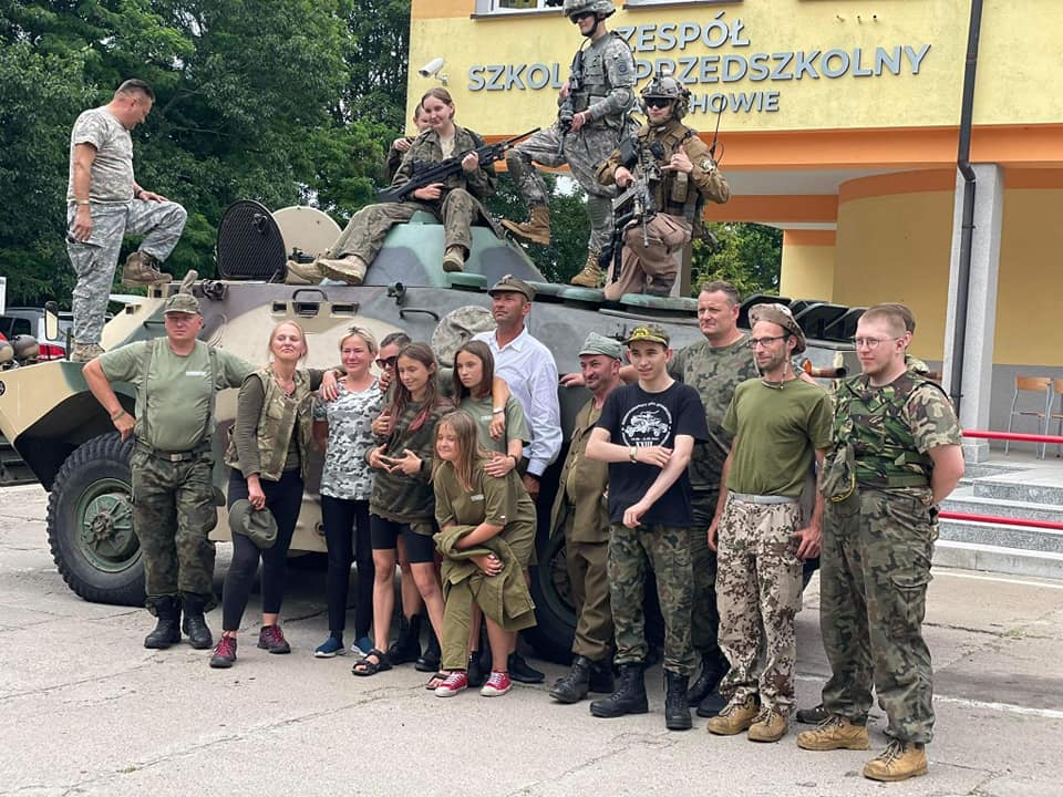 Uczestnicy Letniej Parady Pojazdów Wojskowych przy Świetlicy Kultury w Sławnie.