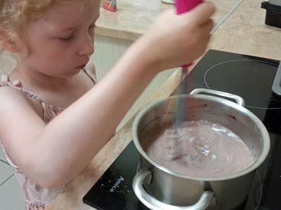 Dzieci z Placówki Wsparcia Dziennego w Pękaninie robią krem czekoladowy.