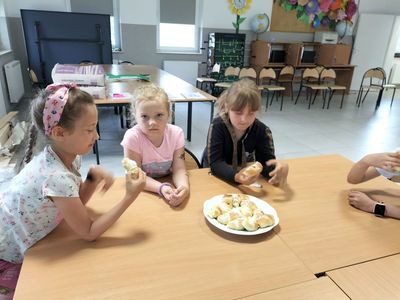 Dzieci z Placówki Wsparcia Dziennego w Kusicach zajadają się rogalikami.