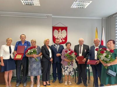 Trzy pary świętujące złote gody, zastępca Kierownika USC - Agnieszka Kaszyńska, sekretarz Halina Skaza i wójt Radosław Nowakowski.