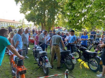 Uczestnicy VI Festynu Powrót do PRL-u podczas podziwiania motocykli wraz z jury.