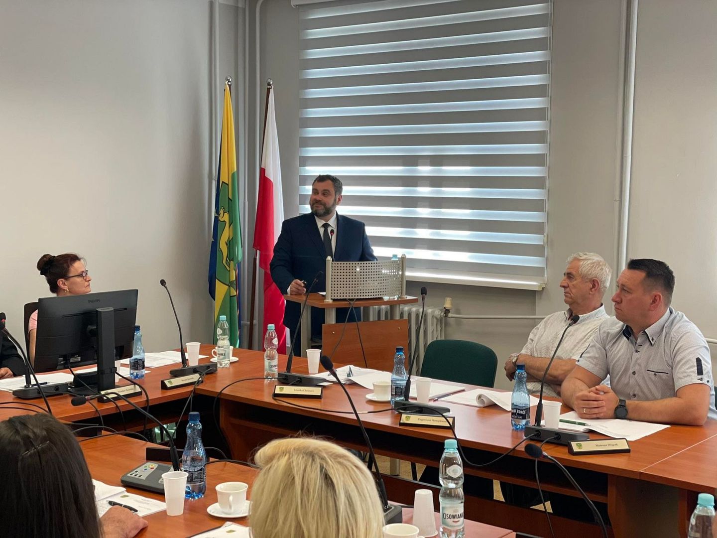 Wójt Radosław Nowakowski podczas omawiania raportu o stanie gminy.