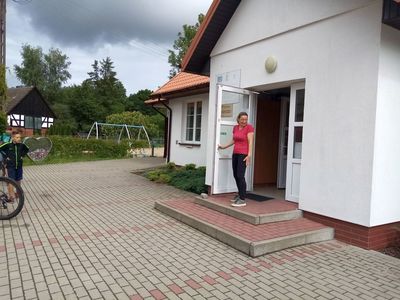 Wychowawczyni Placówki Wsparcia Dziennego z Przystaw w progi wita dzieci z Karwic. 