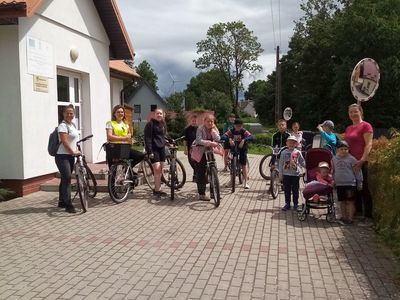 Wychowawczyni i dzieci przed świetlicą w Przystawach na rowerach. 
