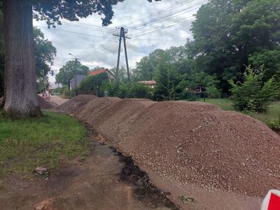Góra tłucznia usypana na drodze w Gorzycy. 